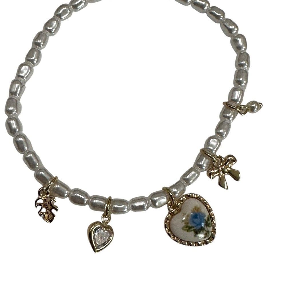 Cottage core‎ pearl stretchy bracelet with pretty blue and white flower detail